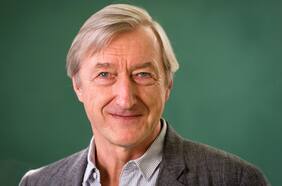 Julian Barnes: “La Inteligencia Artificial es una buena máquina para mentir y engañar”