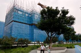 Aumentan los temores de contagio mientras crece crisis de liquidez del sector inmobiliario chino