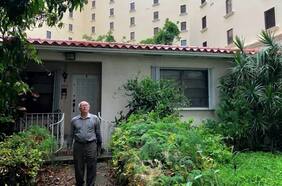 Se negó a vender su casa y ahora quedó atrapado entre medio de lujosos edificios