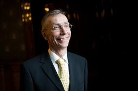 Científico sueco con descubrimientos sobre la evolución humana se queda con premio Nobel de Medicina