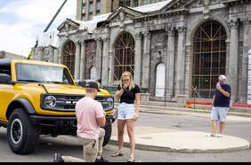 Este es el primer Ford Bronco de nueva generación envuelto en una propuesta de matrimonio