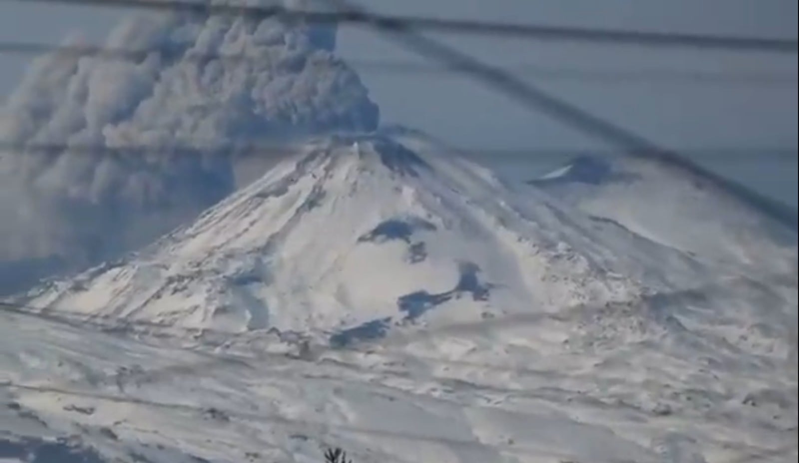Nueva explosión en Nevados de Chillán expulsa material piroclástico y genera columna de 900 metros