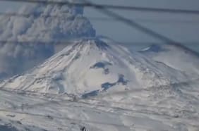 Nueva explosión en Nevados de Chillán expulsa material piroclástico y genera columna de 900 metros