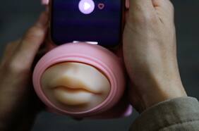 Así funciona este dispositivo que permite besar a la distancia