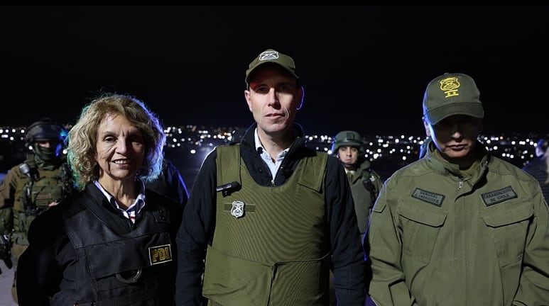 Ministro Arrau acompaña operativo policial en toma El Boro de Alto Hospicio