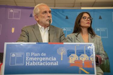 El ministro de Vivienda, Carlos Montes, y la ministra de la Secretaría General de Gobierno, Camila Vallejo, se refirieron al allanamiento a las oficinas del Minvu.