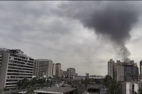 Gigantesco incendio afecta a empresa de neumáticos en la comuna de Pedro Aguirre Cerda