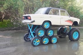¿Crees que tienes ideas locas? Mira a estos rusos que crearon un Lada con 14 ruedas