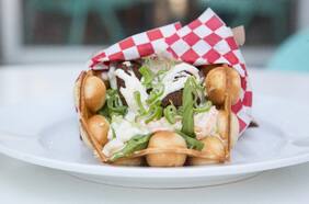 Waffles gratis para quienes lleguen disfrazados de pop stars