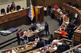 Oposición y ala de Evo Morales del MAS se toman la Asamblea de Bolivia y aprueban rápidamente leyes