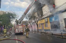 Gran incendio afecta a locales comerciales del Barrio Meiggs