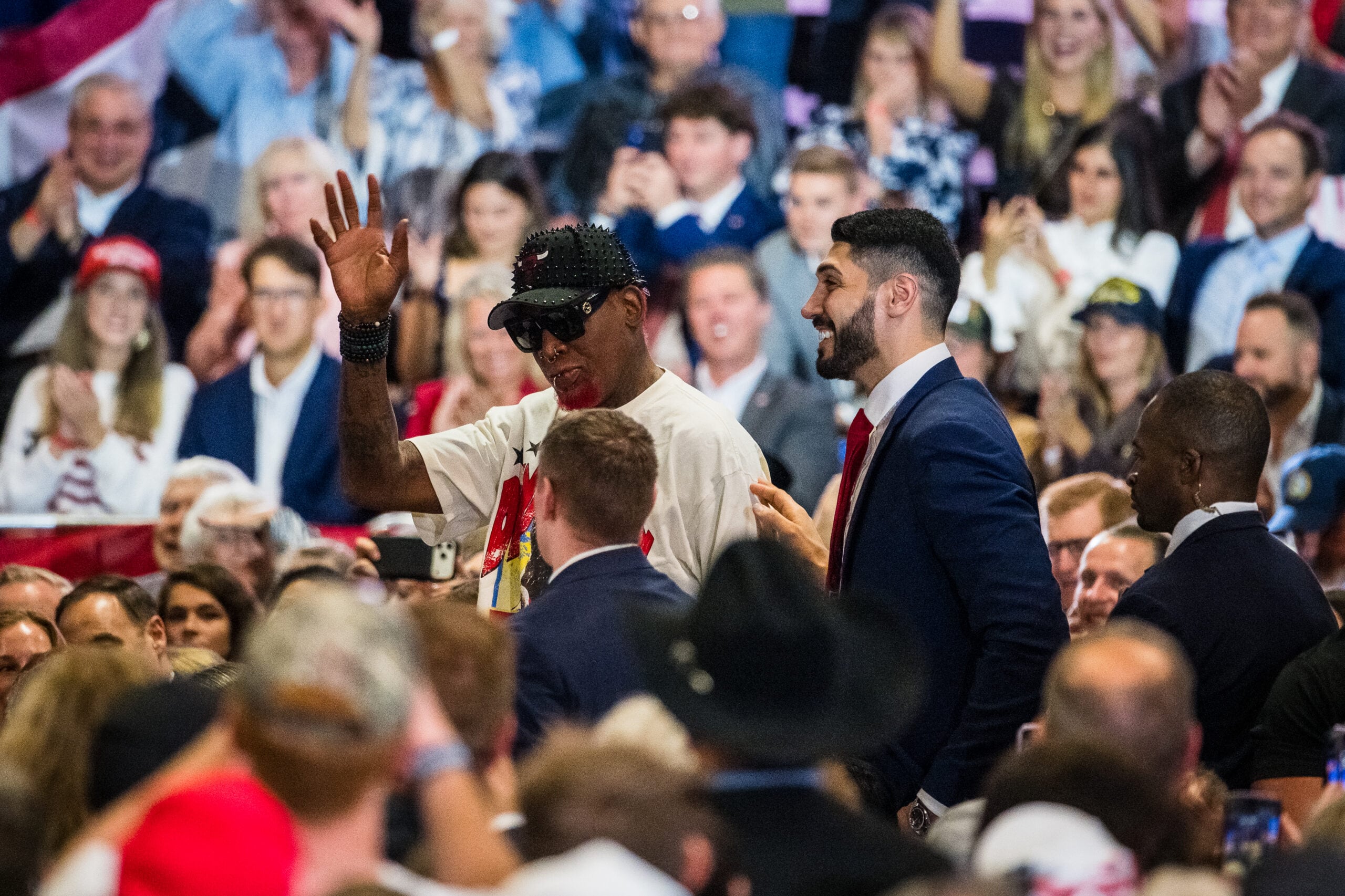 Los exjugadores de la NBA Dennis Rodman y Enes Kanter Freedom son reconocidos durante un mitin de las elecciones de mitad de mandato en el Choctaw Event Center, el 1 de octubre de 2026, en Durant, Oklahoma.