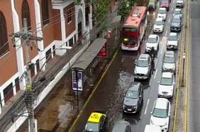 Rotura de matriz en Ñuñoa inunda calles en la intersección de Rodrigo de Araya con Macul