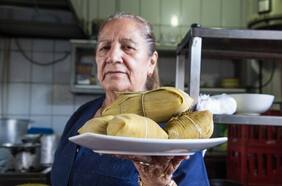 La Picá de la Carmencita tiene humitas de culto en el Mercado Tirso de Molina