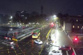 Conductor fallece en grave accidente de tránsito en el centro de Santiago: vehículo termina volcado al chocar con un árbol