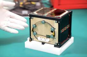 Cómo es el primer satélite hecho con madera que fue lanzado al espacio