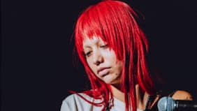 Los inesperados acompañantes de Akriila en su show de Lollapalooza