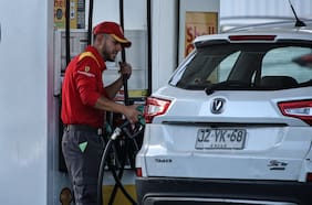 Precio de las bencinas sube casi $35 y expertos anticipan otra alza similar antes de Fiestas Patrias