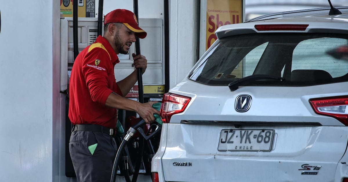 Photo: latercera.com IPC de abril se dispara 1,3% tras histórica alza de combustibles. Diego Martin/Aton Chile