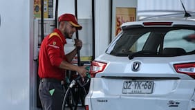 Precio de las bencinas anotará mínima baja y el diésel registrará fuerte caída este jueves