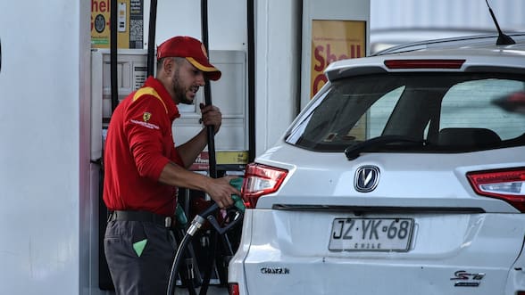 Bencinas frenan su alza y el diésel registrará fuerte caída este jueves