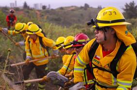 Cómo se prepara Chile para la amenaza de los incendios forestales