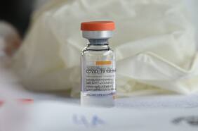 Ministro Paris dice estar de acuerdo en aplicar “dosis de refuerzo” a “grupos limitados de la población”