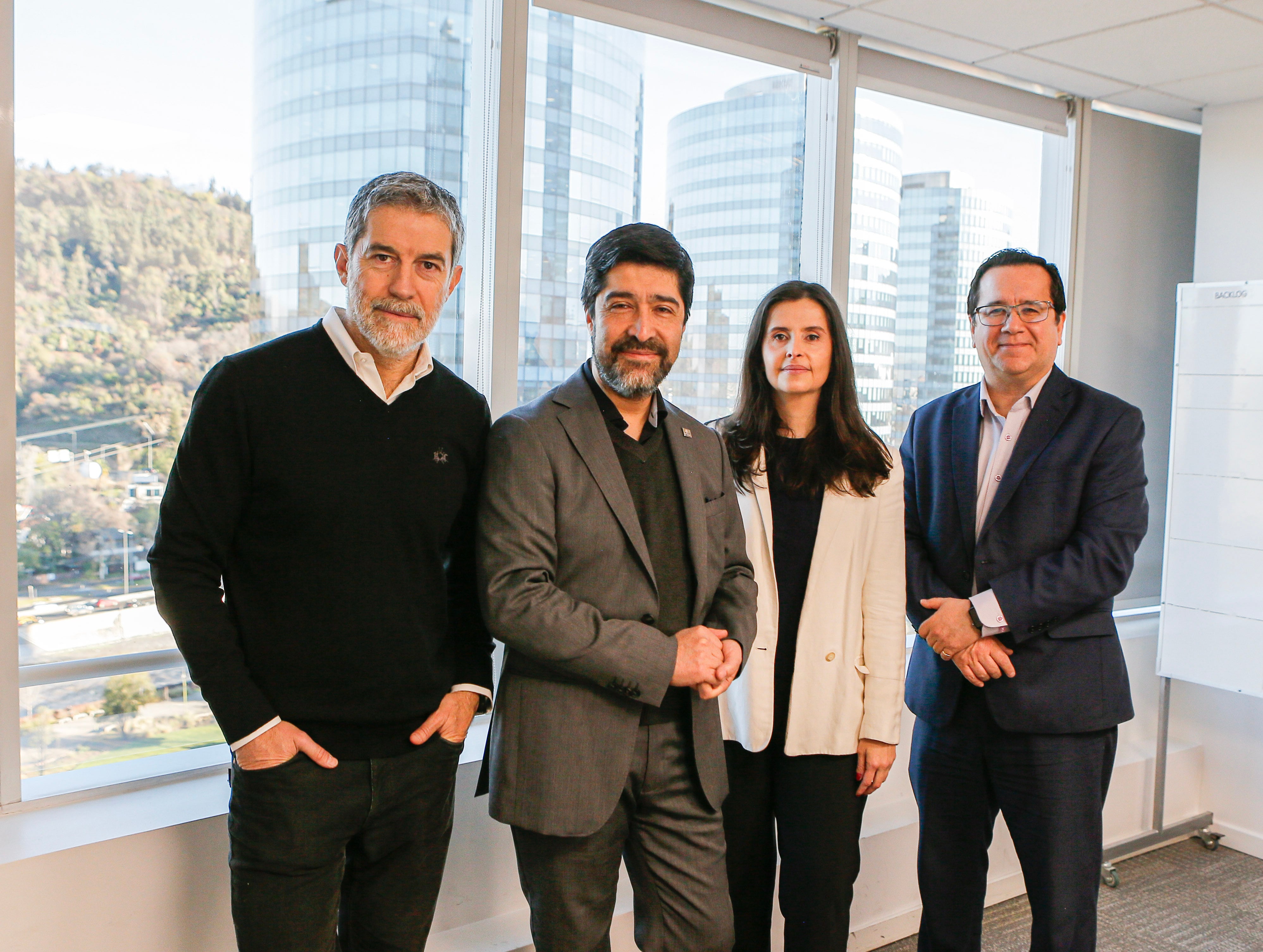 Polo Ramírez, gerente de Contenidos Estratégicos de Grupo Copesa; Cristián Bravo, jefe división CSIRT Nacional; Andrea Castellanos, Sales Manager de Red Hat en Chile, y Francisco Palma, VP de Tecnología y Sistemas de Scotiabank.