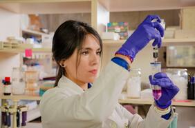 La científica chilena que busca prevenir el Alzheimer con desechos