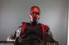 Revelan otro vistazo al traje de Red Hood en la tercera temporada de Titans