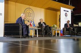 Almagro y Van Klaveren analizan fenómeno del crimen organizado transnacional en conversatorio de la UNAB