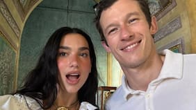 Este es el libro que comenzó la historia de amor entre Dua Lipa y Callum Turner