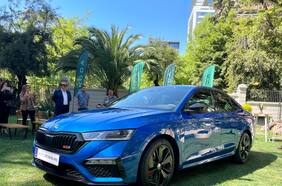 Škoda no se olvida de los sedanes deportivos y estrena el Octavia VRS