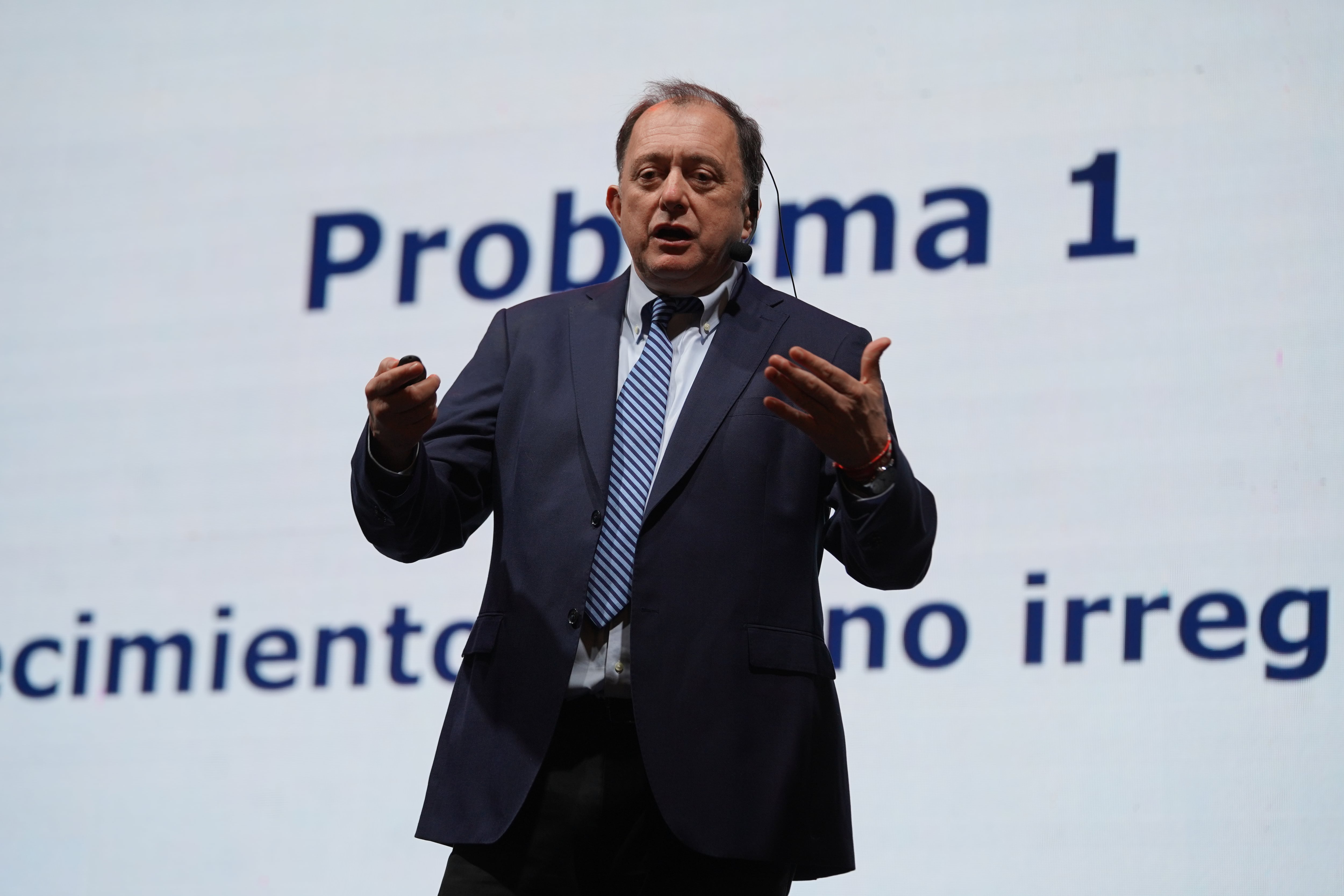 El paso de Poduje por el Encuentro Nacional de Alcaldes: recibimiento de "rockstar" y un intento por aquietar las aguas