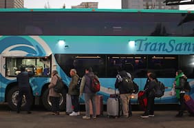 Gobierno proyecta salida de más de 900 mil personas en buses interurbanos y cerca de 400 mil vehículos de la RM este fin de semana largo