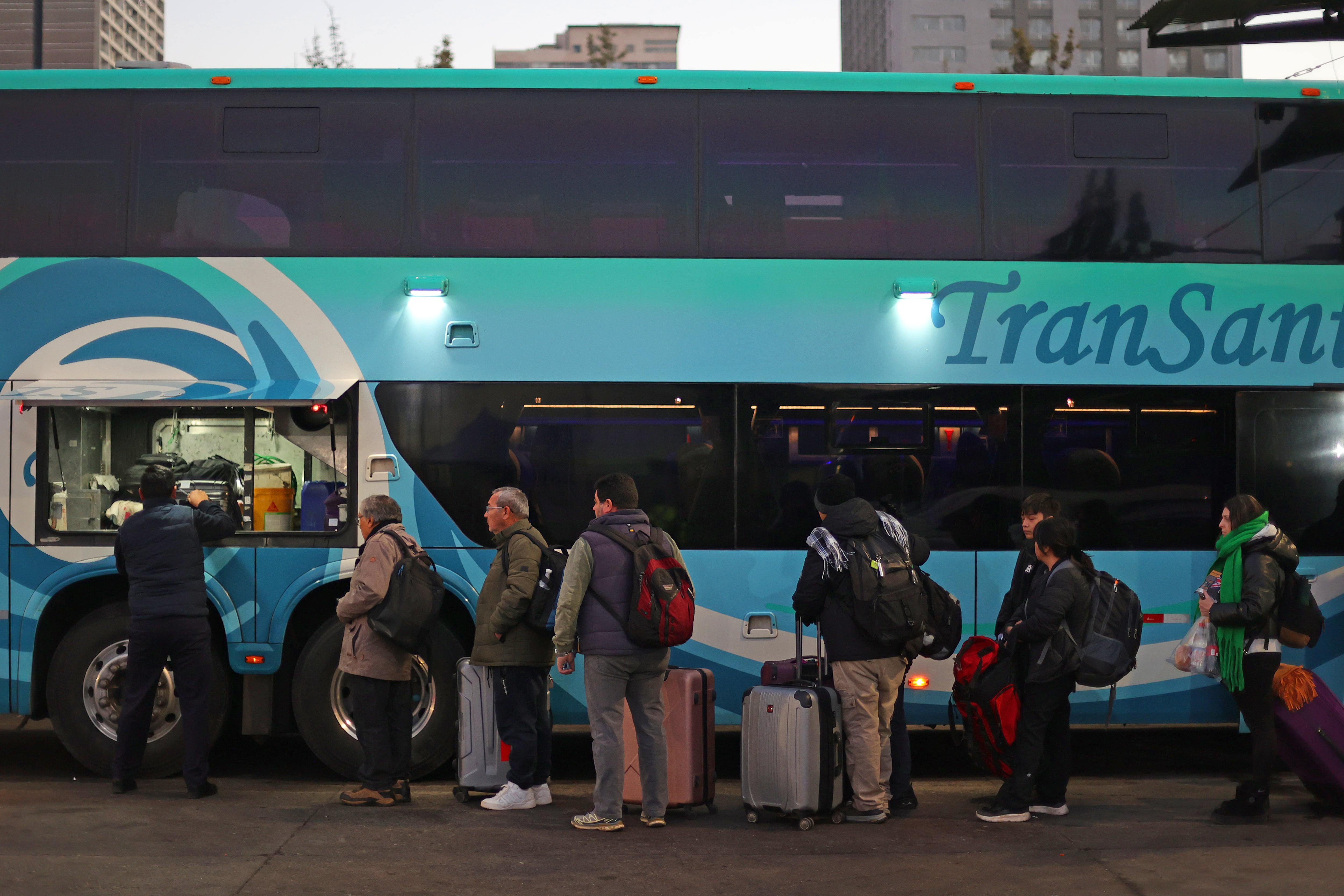 Gobierno proyecta salida de más de 900 mil personas en buses interurbanos y cerca de 400 mil vehículos de la RM este fin de semana largo