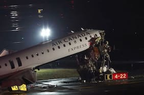 Qué se sabe del accidente aéreo en el aeropuerto LaGuardia de Nueva York que dejó dos fallecidos y decenas de heridos