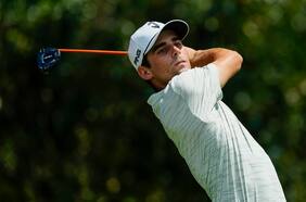 Un águila le cambia el día a Joaquín Niemann y lo mantiene en la zona alta del Tour Championship