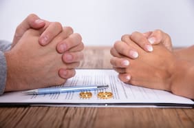 Muchas personas terminan sin un peso o solo con deudas después del divorcio, según estudio