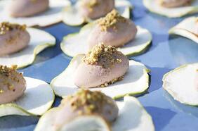 Hojas de manzana con foie gras y pistacho