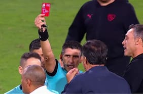 Expulsado por increpar al árbitro: la furia de Gustavo Quinteros en el polémico empate de Boca e Independiente
