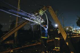 Cortes de luz: Sernac y Enel firman acuerdo de compensaciones por más $17 mil millones que beneficiará a 800 mil hogares