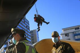 Una bomba en recinto de las FF.AA. y las 25 marchas en la RM que tensionan las primeras horas del 18-O