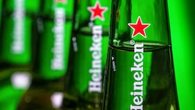 Heineken, socia del grupo Luksic en CCU, anuncia despidos masivos en el mundo y el mercado respalda la medida