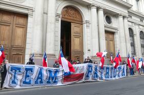 Natalia Piergentili (PPD) y Lautaro Carmona (PC) acusan agresión y acoso de miembros del Team Patriota tras firma de acuerdo constitucional