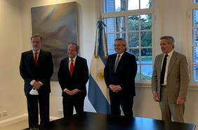 Monckeberg entrega cartas credenciales a Fernández y embajador Bielsa llega a Chile este viernes