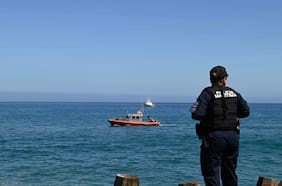 Sumarán a las labores un avión naval: Armada intensifica búsqueda de padre e hijo desaparecidos en Isla Santa María