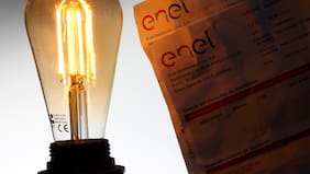 Informe preliminar de la CNE prevé alza de la luz a partir del segundo semestre: en comuna de Santiago subirá 3% y en Puerto Montt 16%