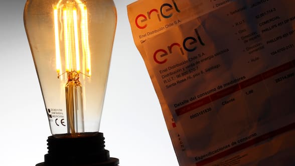 Informe preliminar de la CNE prevé alza de la luz a partir del segundo semestre: en comuna de Santiago subirá 3% y en Puerto Montt 16%