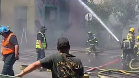 Incendio en Santa Elvira con San Francisco mantiene operativo de Bomberos en Santiago Centro